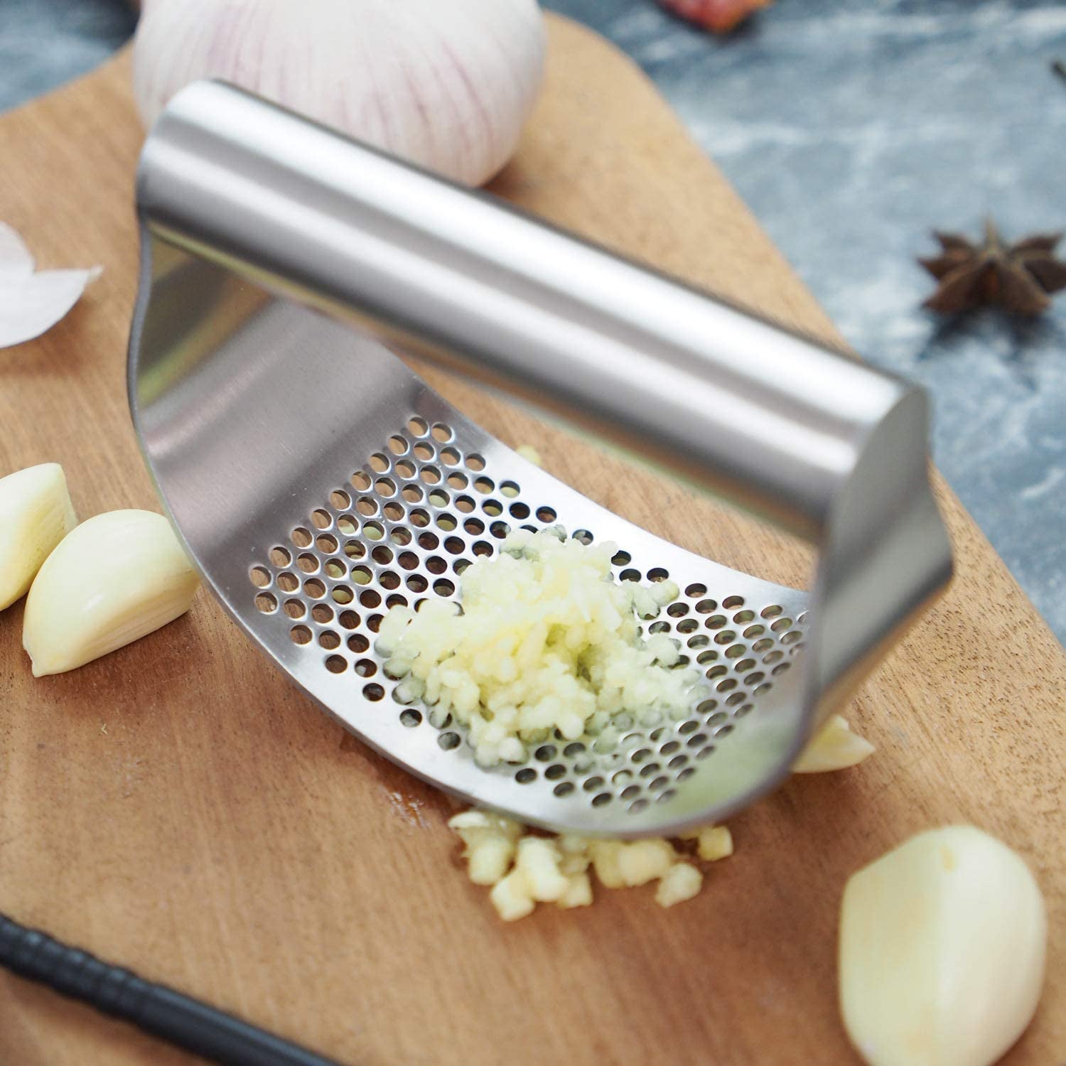 Garlic Press Rocker, Stainless Steel Garlic Mincer Garlic Crusher, Garlic Chooper with Peeler and Scraper Brush, Garlic Press with Ergonomic Handle, Innovative Kitchen Gadgets